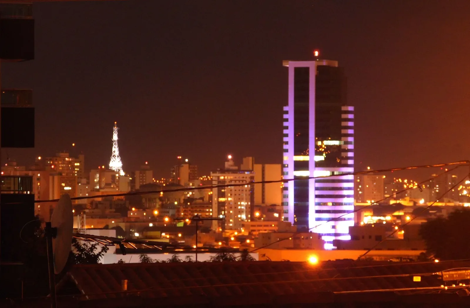 Skyline noturno de Uberlândia (MG) — cidade atendida pela ID Store com relógio de ponto e controle de acesso